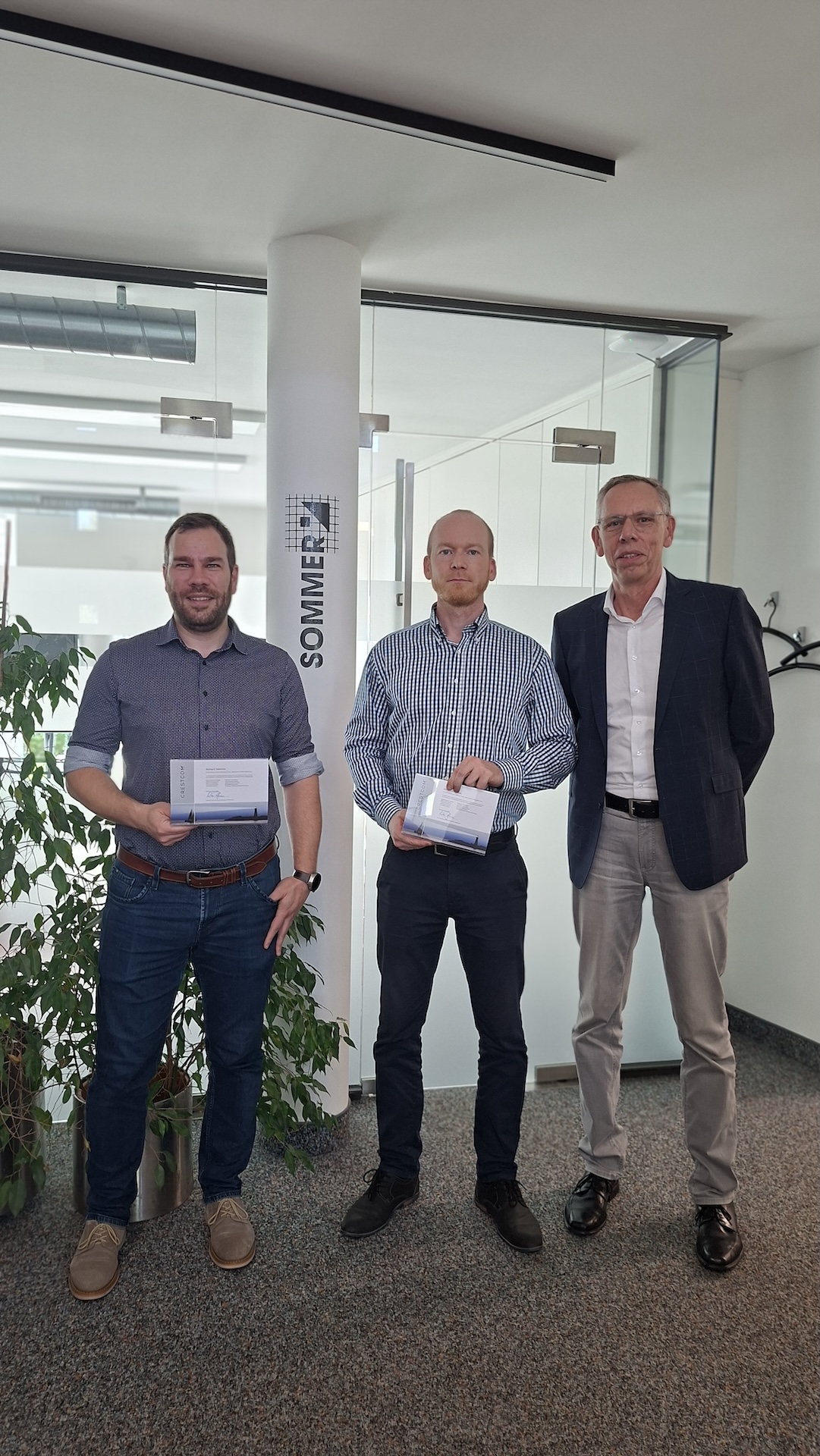 Gallery: Zertifikatübergabe zweier Mitarbeiter zum Abschluss des „Crestcom Business Leadership Trainingsprogramm“